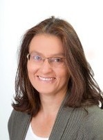 Petra Porath, Garmisch-Partenkirchen, Mittenwald, Baltrum, Solsteinhaus, Hohenau / Petra Porath bietet Luna Yoga Kurse an in Garmisch-Partenkirchen, Mittenwald, im Karwendelgebirge, im Bayerischen Wald - Intersein-Zentrum, auf der autofreien Insel Baltrum, an der Ostsee, auf Sri Lanka und an vielen schönen Plätzen